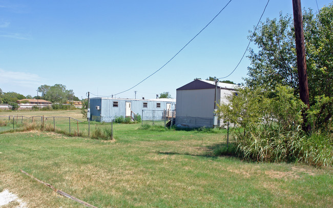 303 Oakwood St & Park Rd in Chico, TX - Building Photo - Building Photo