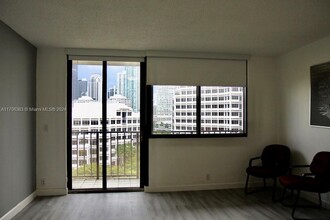 520 Brickell Key Dr, Unit 1017 in Miami, FL - Building Photo - Building Photo