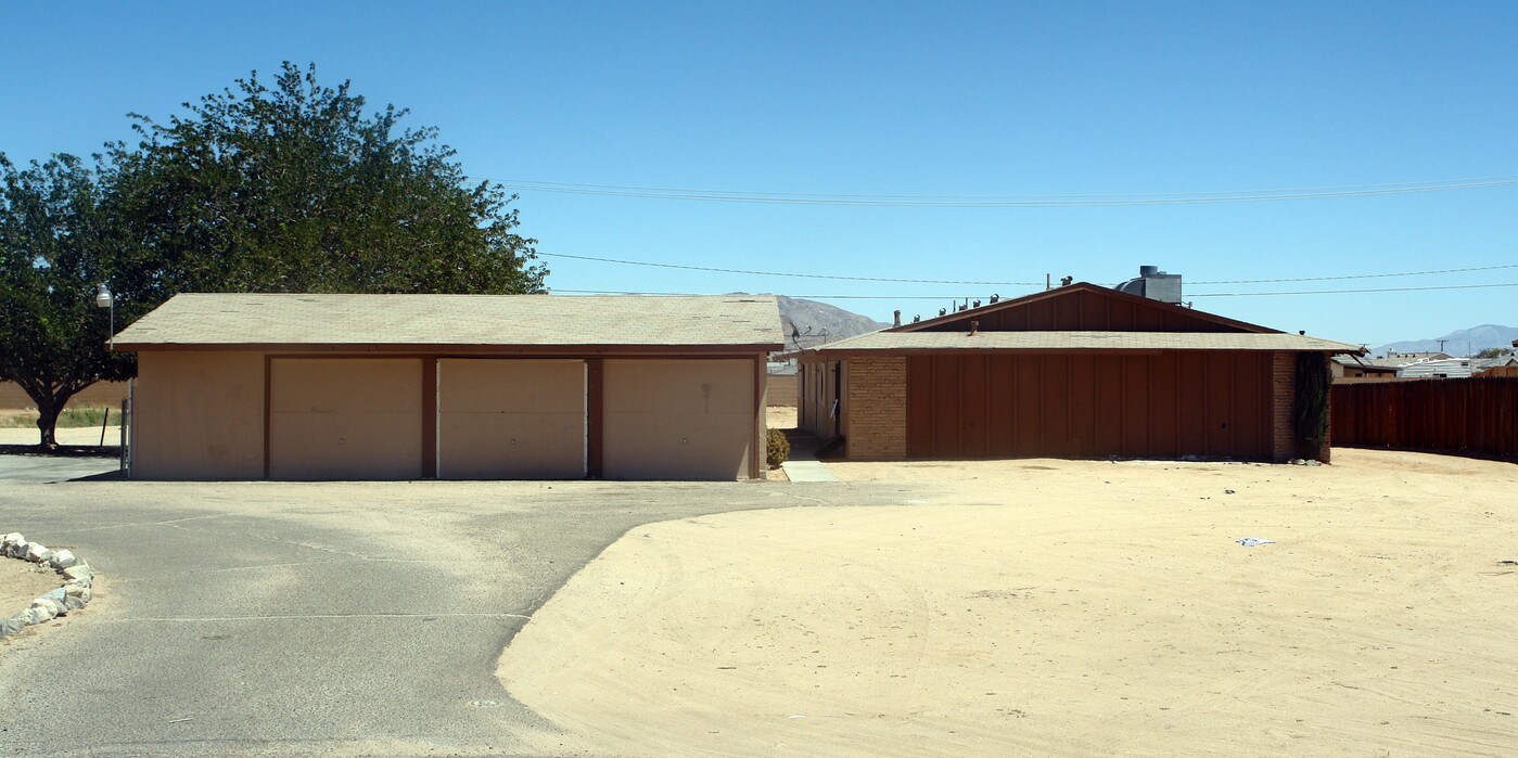 13009 Lakota Rd in Apple Valley, CA - Foto de edificio