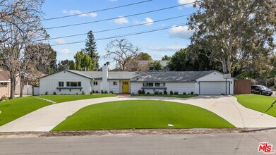 5656 Penfield Ave in Los Angeles, CA - Foto de edificio - Building Photo