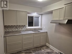 5473 Ontario Ave in Niagara Falls, ON - Building Photo