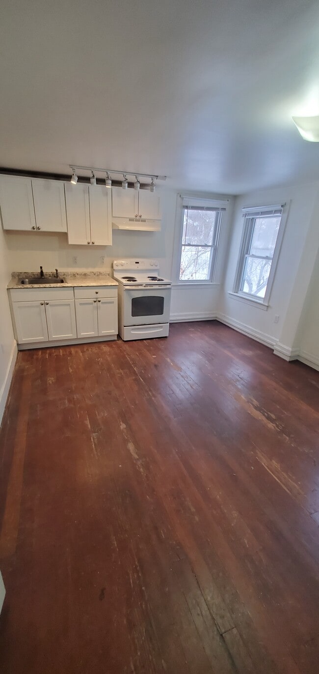 18 Main St, Unit C in North Bennington, VT - Building Photo - Building Photo