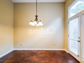 2406 Lake Garden Dr in Memphis, TN - Building Photo - Building Photo