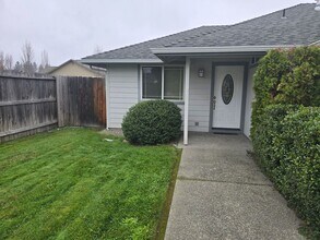 1690-1692 Nunnwood Ln in Grants Pass, OR - Building Photo - Building Photo