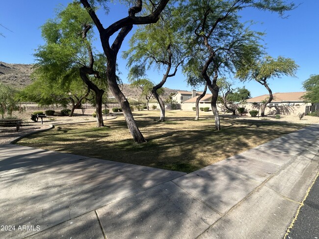 3425 E Melody Dr in Phoenix, AZ - Foto de edificio - Building Photo