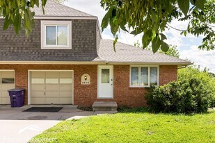 1909 Crescent Dr in Manhattan, KS - Building Photo