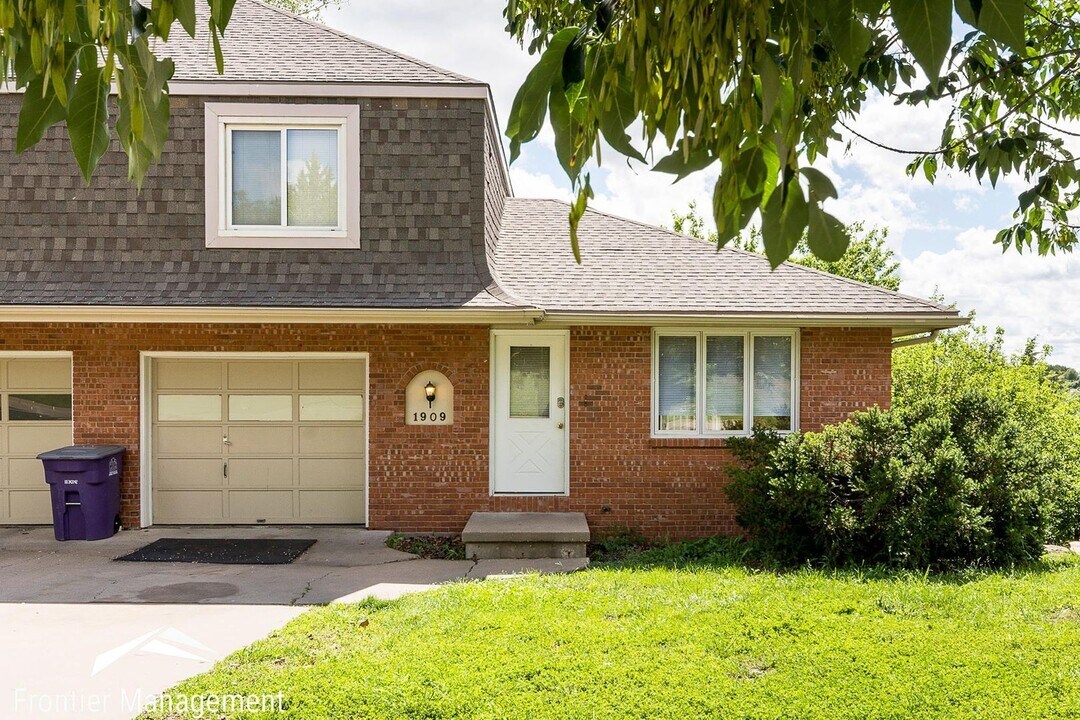 1909 Crescent Dr in Manhattan, KS - Building Photo