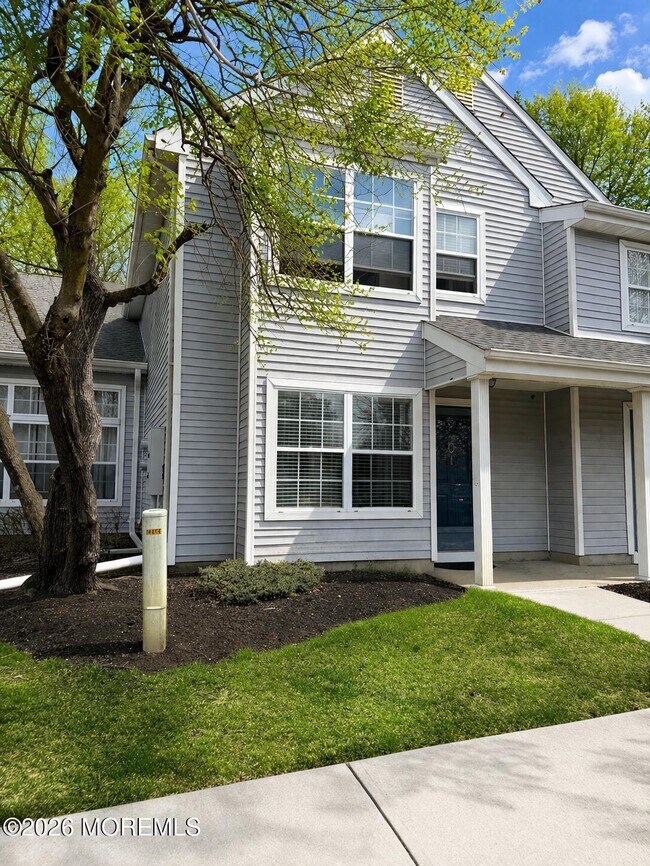 401 Hampton Ct in Englishtown, NJ - Building Photo - Building Photo