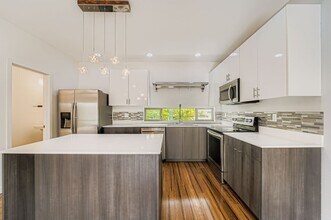 4276 S Greenbelt Station Dr in Seattle, WA - Building Photo - Building Photo