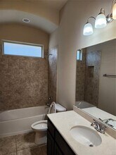 2010 Sorrento Ln in Lewisville, TX - Foto de edificio - Building Photo