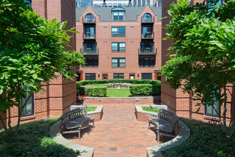 Garrison Square in Boston, MA - Foto de edificio - Building Photo