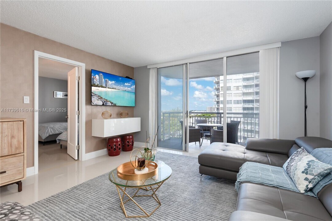 18031 Biscayne Blvd in Aventura, FL - Building Photo