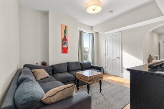 564 E 5th St, Unit 2 in Boston, MA - Foto de edificio - Building Photo