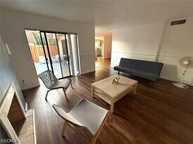 1406 Park Shore Cir in Ft. Myers, FL - Building Photo