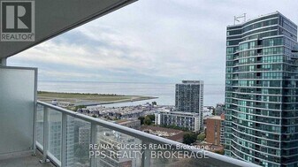 2905 Bathurst St in Toronto, ON - Building Photo