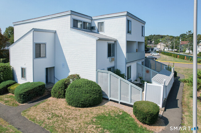 2 Hamre Ln in Branford, CT - Building Photo - Building Photo