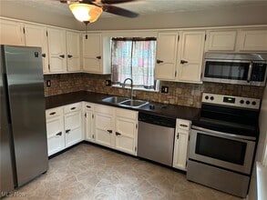 5071 Echoglenn St NW in North Canton, OH - Building Photo - Building Photo