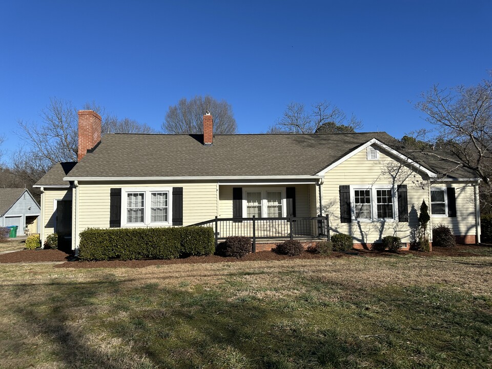 8501 Fairview Rd in Mint Hill, NC - Building Photo