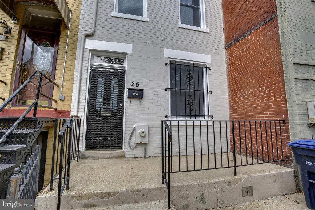25 Hanover Pl NW in Washington, DC - Building Photo