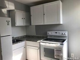 94 South St in Oyster Bay, NY - Building Photo