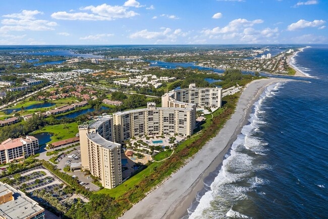 300 Ocean Trail Way, Unit 403 in Jupiter, FL - Foto de edificio - Building Photo