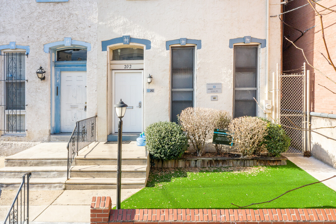 Campus Apartments in Philadelphia, PA - Building Photo