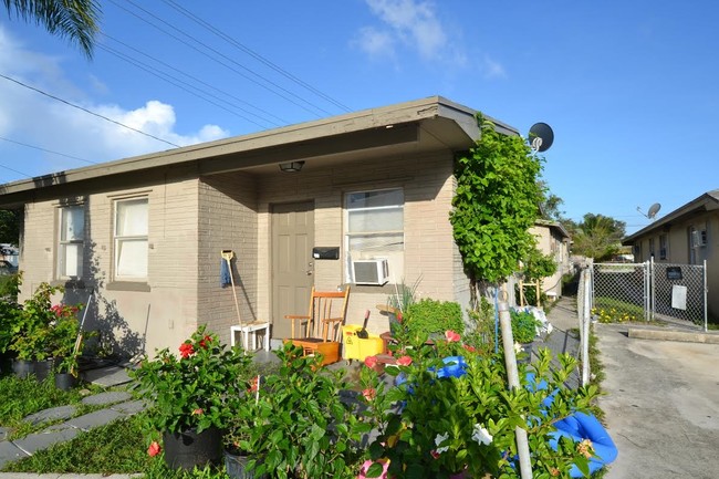 606 15th Ave S in Lake Worth, FL - Foto de edificio - Building Photo