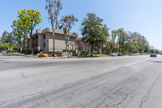 Oak Pointe Condominiums in Sherman Oaks, CA - Building Photo - Building Photo