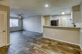 Park at Walden Lake in Plant City, FL - Building Photo - Interior Photo