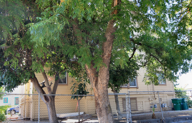 406 S Sutter St in Stockton, CA - Foto de edificio - Building Photo