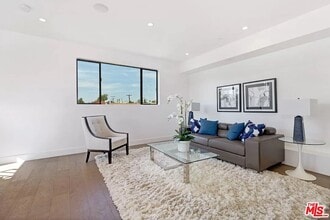 6077 Hargis St in Los Angeles, CA - Foto de edificio - Building Photo