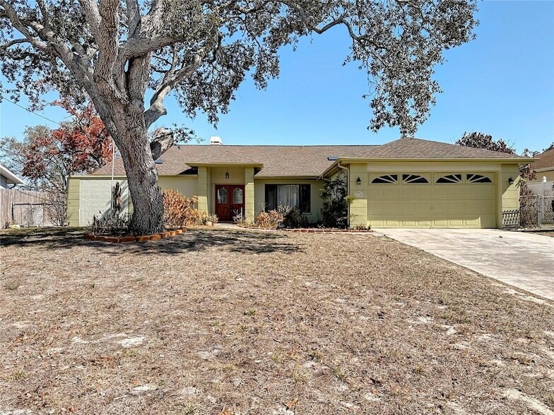 5066 Woodbine St in Spring Hill, FL - Building Photo