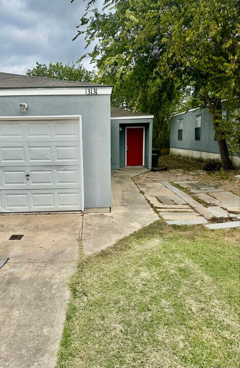 13131 Independence Ave in San Antonio, TX - Foto de edificio