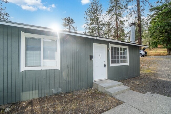property at 1713-1713 W Fairview Ave