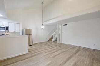 6803 Woodhue Dr in Austin, TX - Building Photo - Building Photo