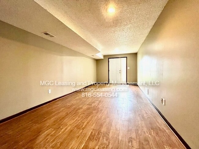208-210 NW Monroe St in Lee's Summit, MO - Foto de edificio - Building Photo