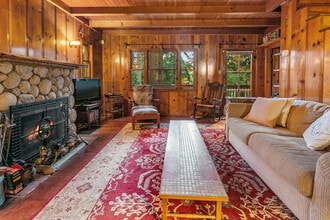 647 W Victoria Ct in Lake Arrowhead, CA - Building Photo - Building Photo