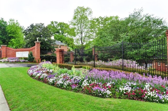 23111 Plantation Dr NE in Atlanta, GA - Building Photo - Building Photo