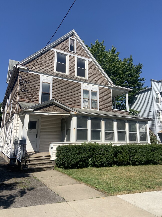 37 Chestnut St, Unit 2 in Binghamton, NY - Foto de edificio - Building Photo