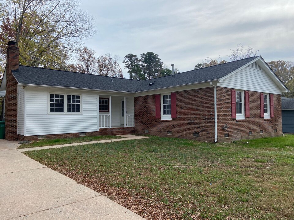 1916 Greenstone Pl in High Point, NC - Building Photo