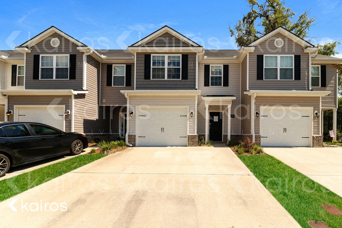 102 Regis Way in Richmond Hill, GA - Building Photo