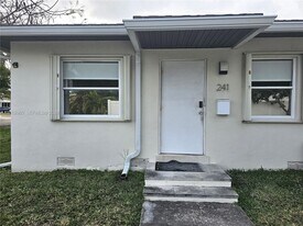241-243 NE 1st Terrace, Unit 1-2 in Dania Beach, FL - Building Photo