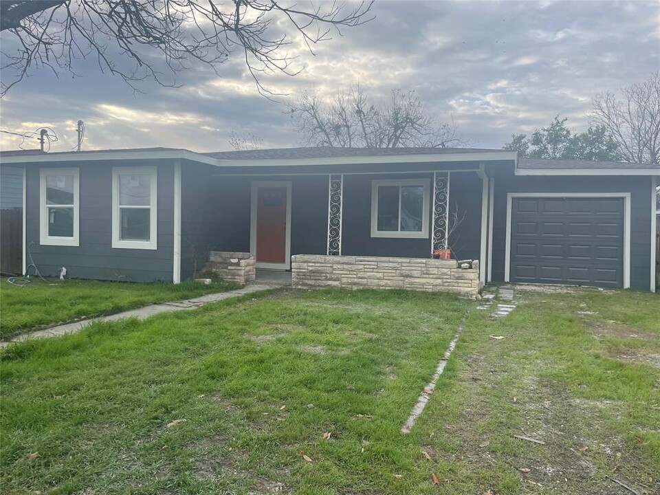 381 Perryman St in New Braunfels, TX - Building Photo
