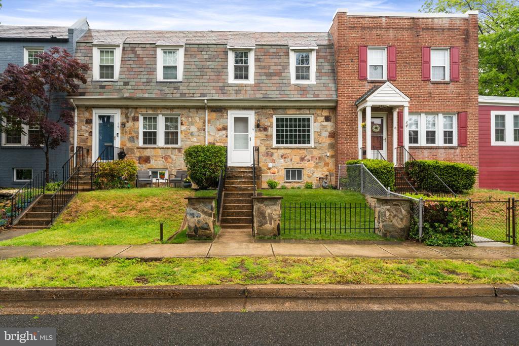 16 E Linden St in Alexandria, VA - Building Photo