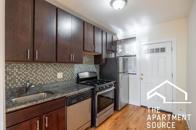 3904 N Janssen Ave, Unit 2 in Chicago, IL - Building Photo - Building Photo