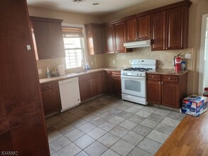 198 Van Buren St-Unit -2 in Newark, NJ - Building Photo - Building Photo