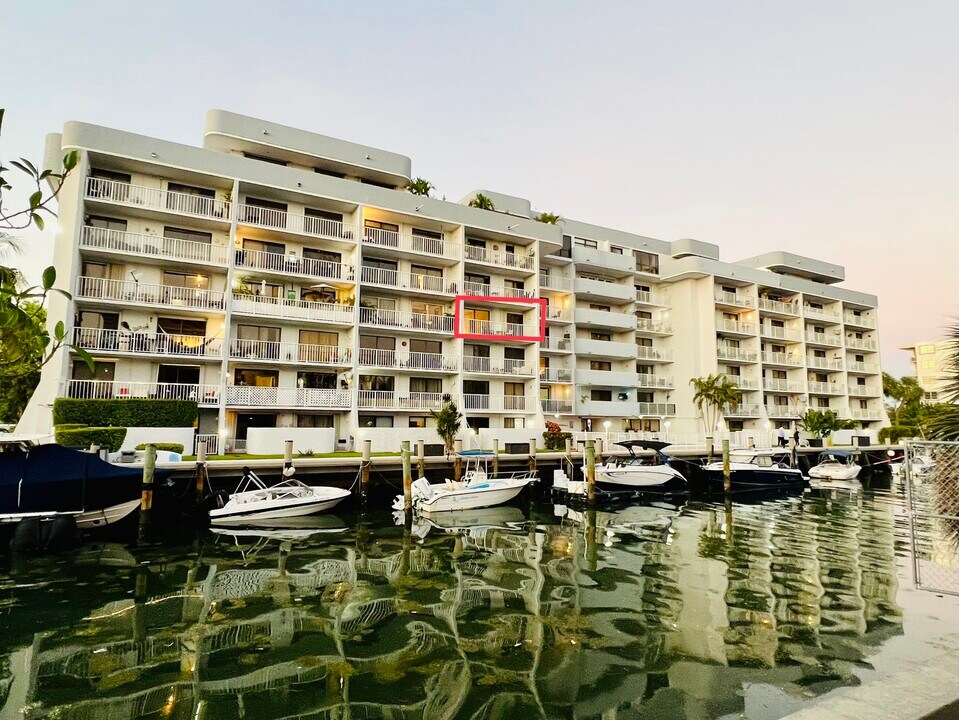 1650 NE 115th St, Unit 408 in Miami, FL - Building Photo
