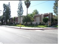 Sherman Way Townhomes in Reseda, CA - Foto de edificio - Building Photo