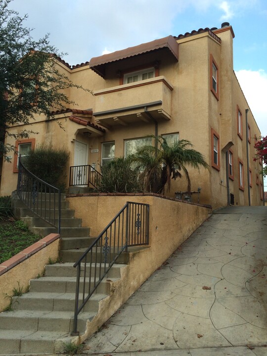 1075 S Mansfield Ave in Los Angeles, CA - Building Photo