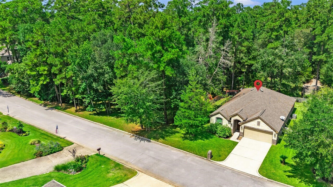 9023 S Comanche Cir in Willis, TX - Building Photo